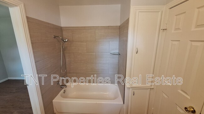Building Photo - 1618 Willow Dr