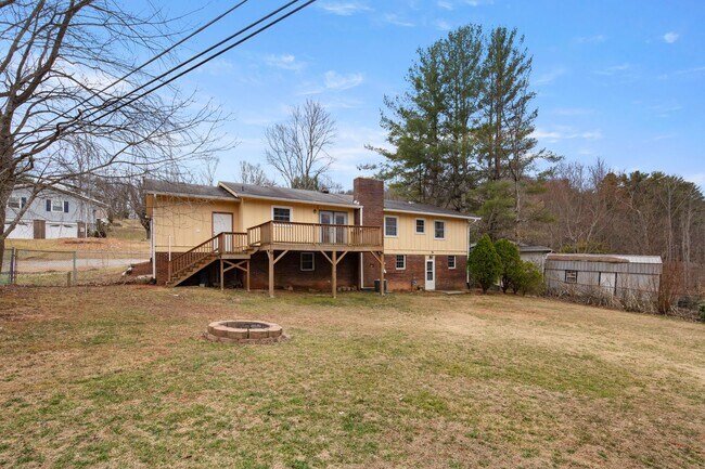 Building Photo - Spacious Ranch Home