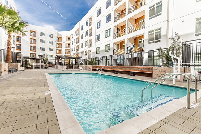 Building Photo - Patina at Midtown