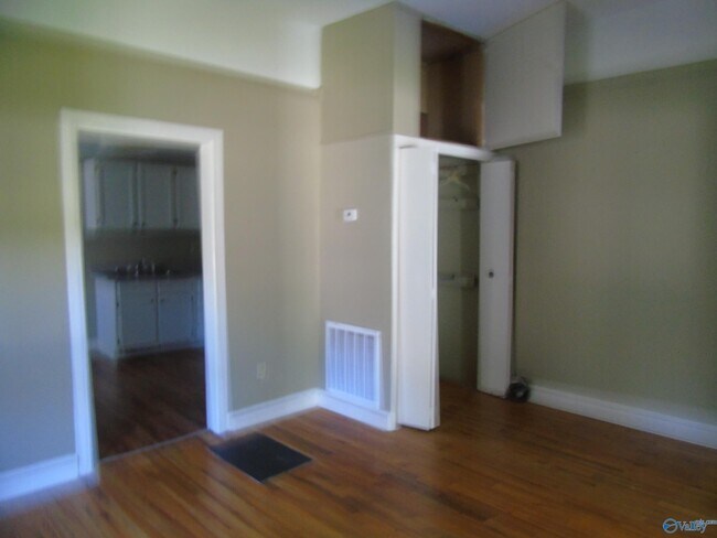 Building Photo - 521 Oshaughnessy Ave NE