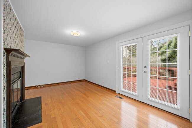 Building Photo - Discover Your Dream Home: Modern Comfort M...