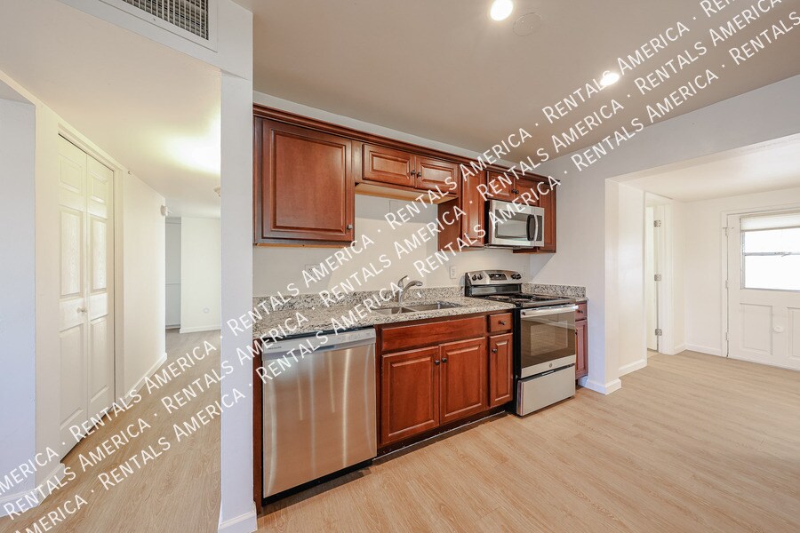 Building Photo - 601 N 73rd Pl