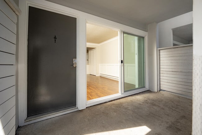 Breakwater 1 Bed Patio - Breakwater Apartments