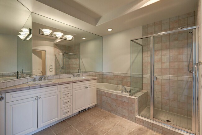 Building Photo - Large 2bd, 2ba Condo Available w/ Lake Uni...