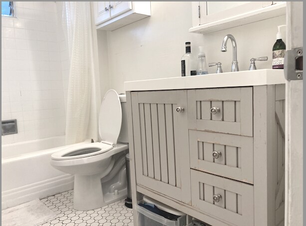 This is a pic of the apt for rent - 916 N Sweetzer Ave