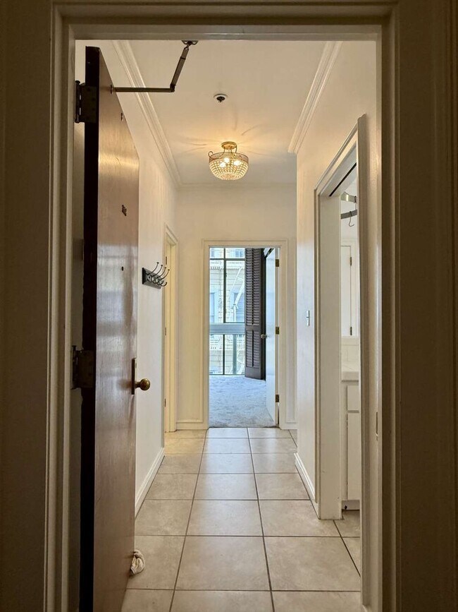 Building Photo - Top Floor Condo in Nob Hill