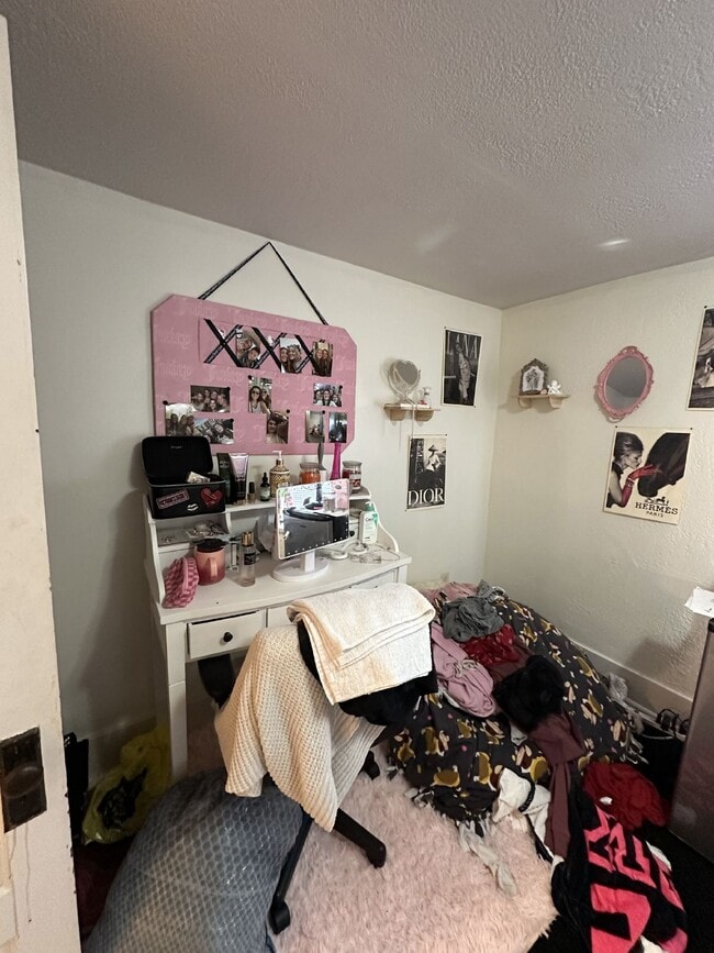 Building Photo - 4 Bed 2 Bath close to UWEC!