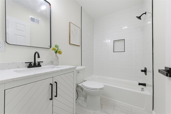 Building Photo - 414 6th St