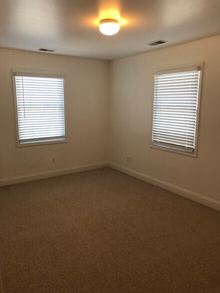 Building Photo - 458 Laprairie St