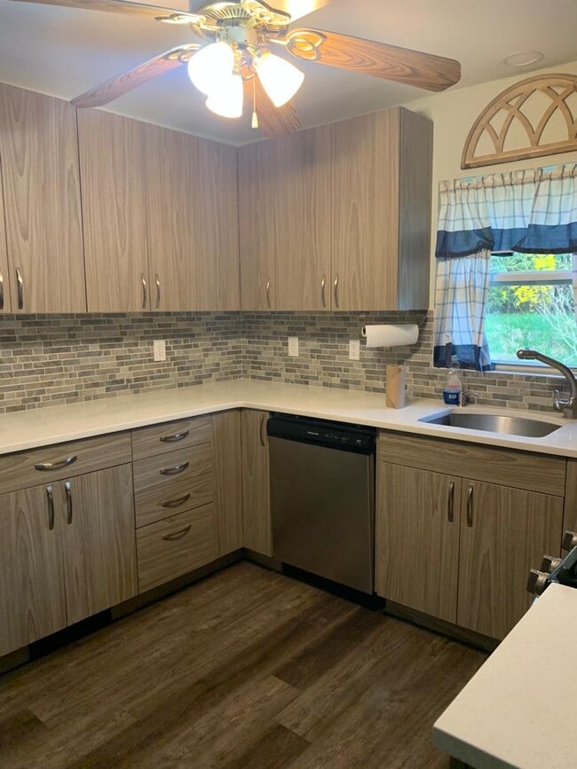 Building Photo - 30 Woodycrest Trl