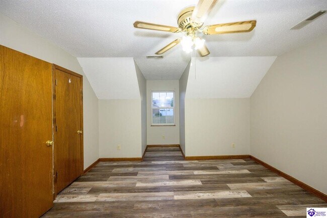 Building Photo - 2001 Oak Meadow Dr