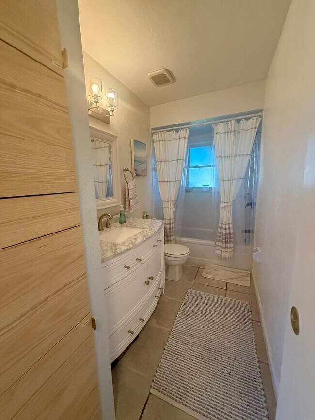 Building Photo - 5840 Tanglewood Dr NE