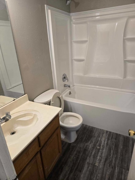 Building Photo - 2406 S Laredo St