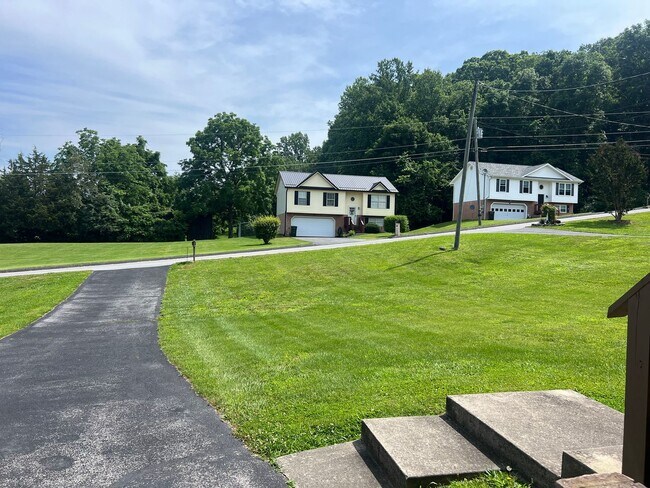Building Photo - 3 bedroom / 2 bath + den located in Jonesb...