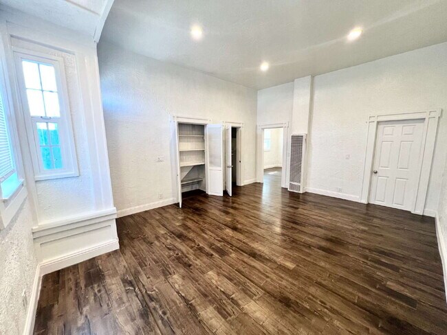 Building Photo - Oakland Prescott Unit W/ Tall Callings & B...
