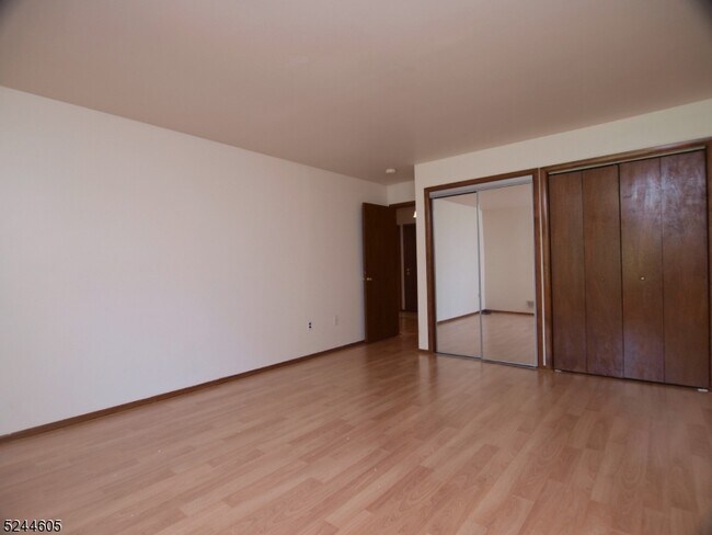 Building Photo - 911 Merritt Dr