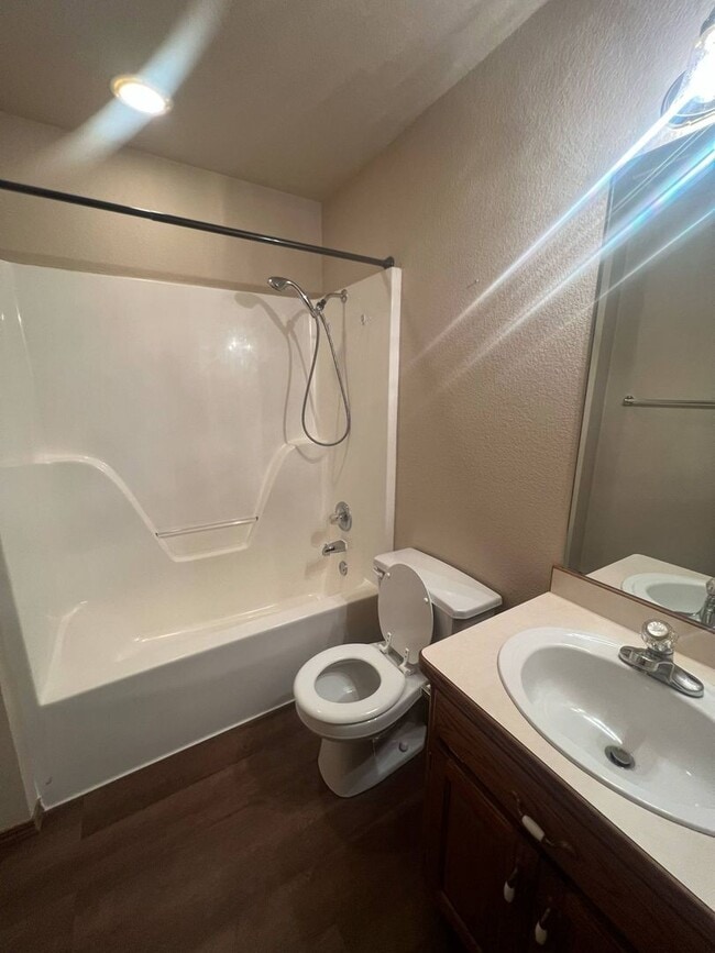 Building Photo - BEAUTIFUL 3 BEDROOM / 2 BATHROOM HOUSE IN ...