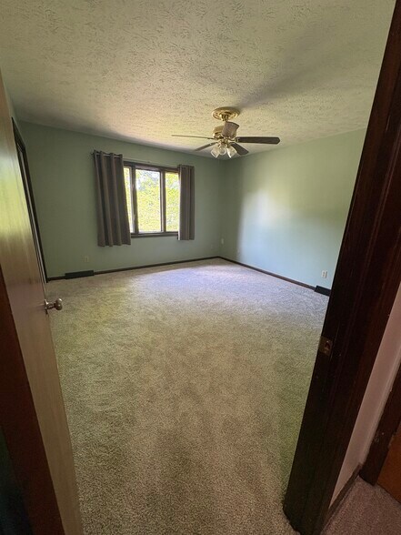 Building Photo - 2410 Hillcrest Dr