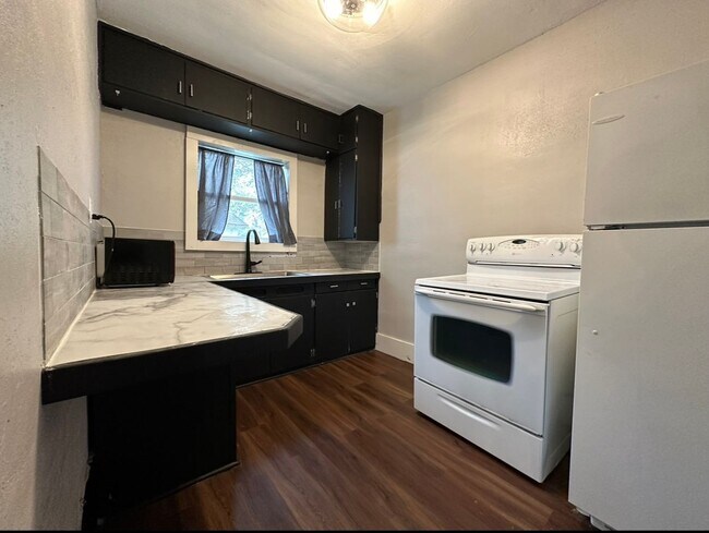 Building Photo - Updated 2 bedroom house $875