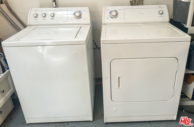 Building Photo - 1413 Paloma St