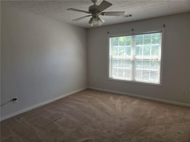Building Photo - 2350 Kirkstone Dr