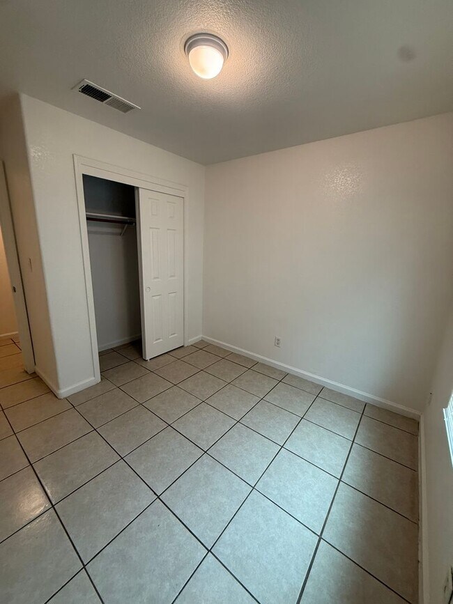 Building Photo - Move-in Ready!