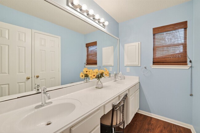 Building Photo - 2203 Lakewind Ln