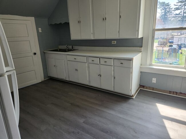 Building Photo - 2201 W 2nd St