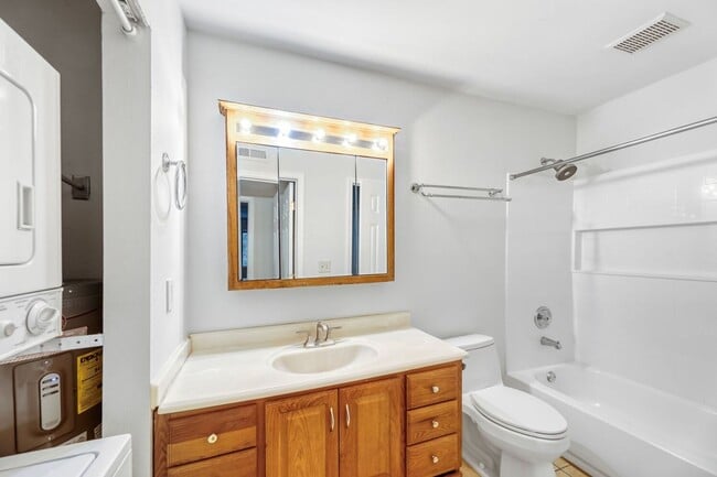 Building Photo - Top Floor 2bed/2bath in an Exclusive Community in the heart of Kirkland, WA!