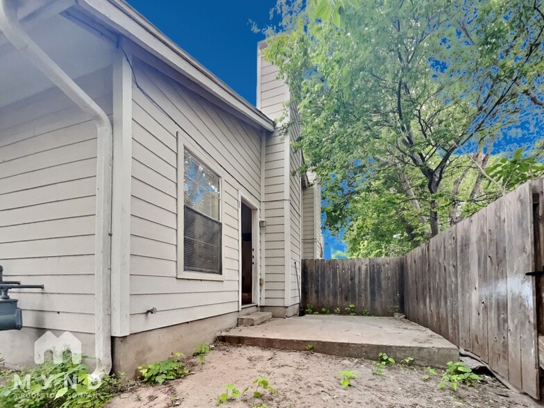 Building Photo - 10701 Daryl Cove