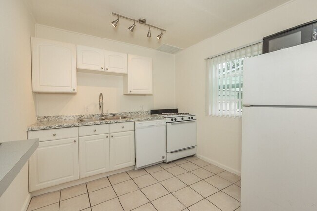 Building Photo - Charming 2 bed /1 Bath Duplex in Pacific Beach 8 Blocks From the Ocean!
