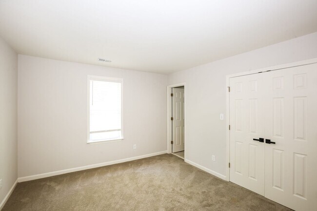 Building Photo - 2 Bedroom, 3 Bathroom Townhouse near Lake ...