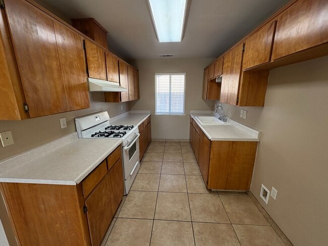 Building Photo - Charming Tulare home available now!
