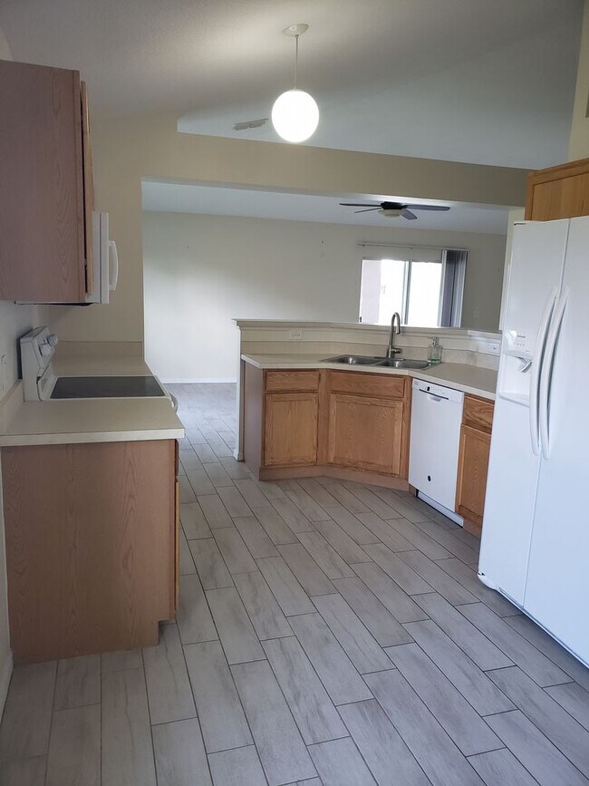 Building Photo - 2735 Suncoast Lakes Blvd