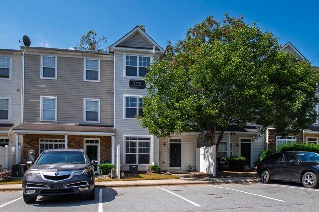 Building Photo - Gorgeous 3BR Townhome with Fresh Updates i...