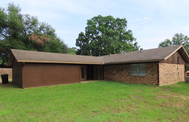 Building Photo - Handsome 3 Bedroom, 2 Bath Home in South T...