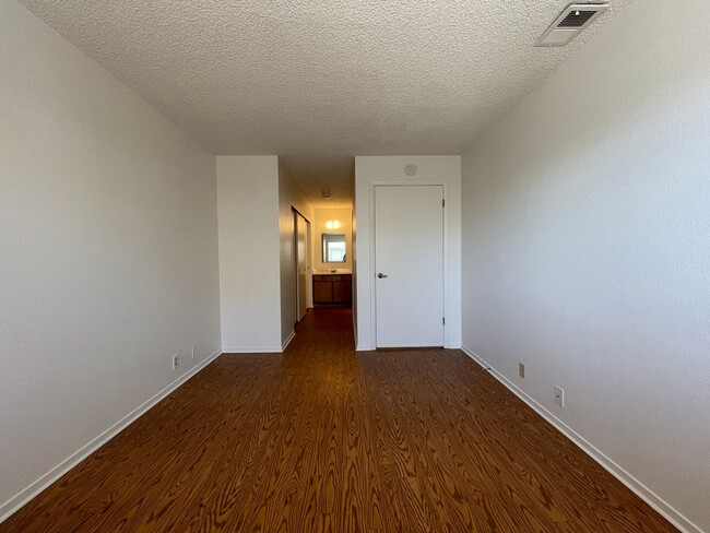 Building Photo - Upstairs 2 Bedroom 1 Bath Apartment in Ata...