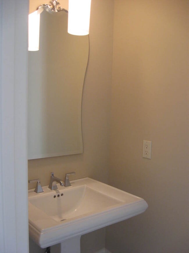 Building Photo - 4 Story Townhome in Greensboro NC