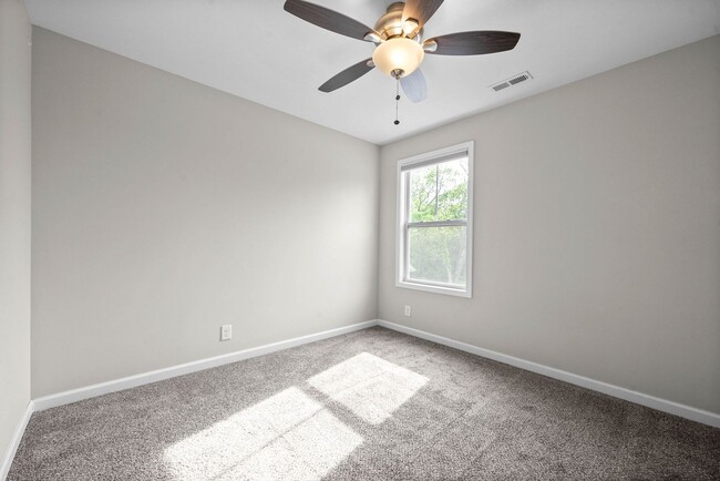 Building Photo - 3 Bedroom Home For Rent Near Historic Down...
