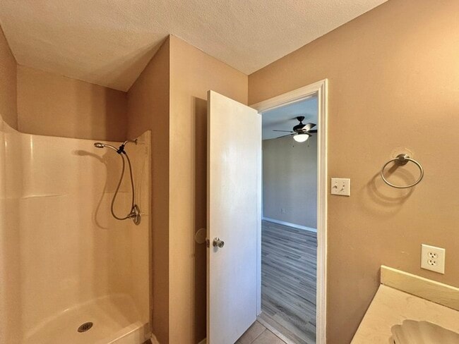 Building Photo - Available Now! Newly Updated 3/2 in Flint!