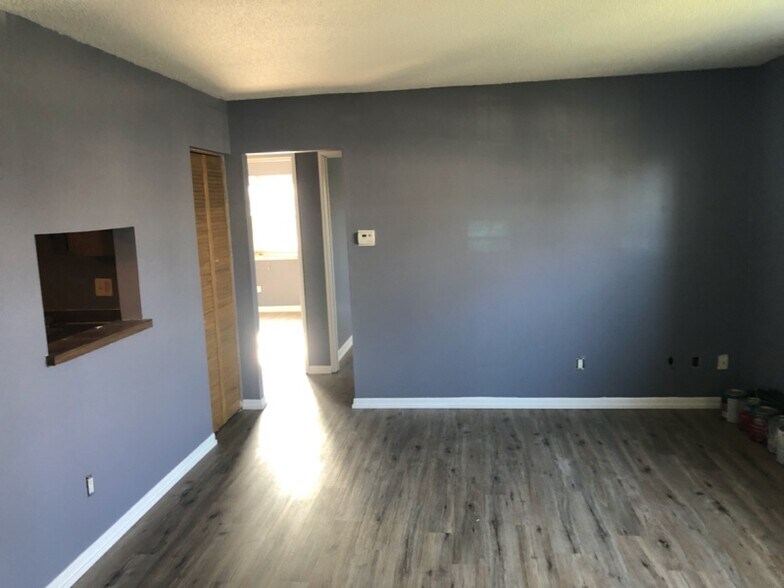 Building Photo - 1120 E 6th St