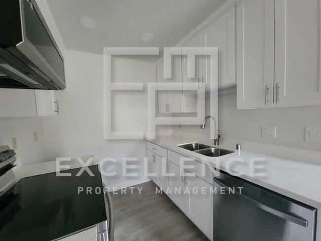 Building Photo - 2/1 With Private Patio, AC, Updated Kitche...