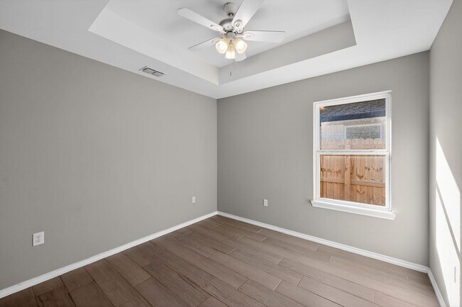 Building Photo - Charming 3BR Duplex in Brownsville