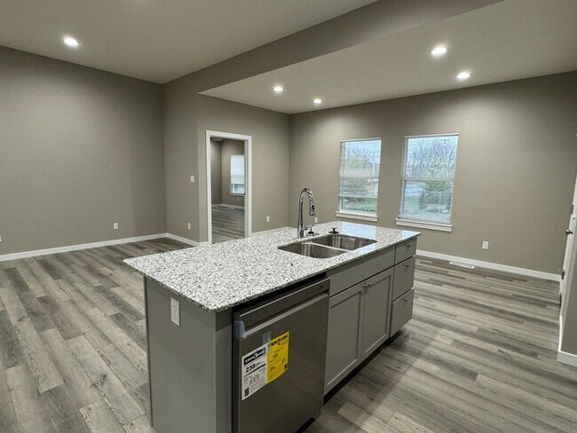 Building Photo - Newer 4 Bedrooms/2 Baths/Oversized 2 Car Garage Home Coming Available!