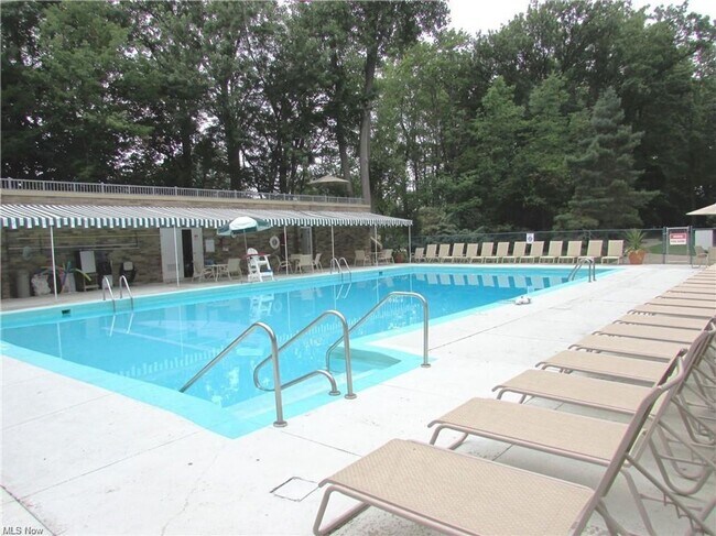 Building Photo - 612 Acacia Cir