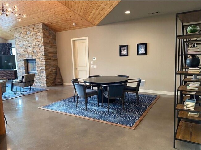 Building Photo - 17 W Augusta Ct