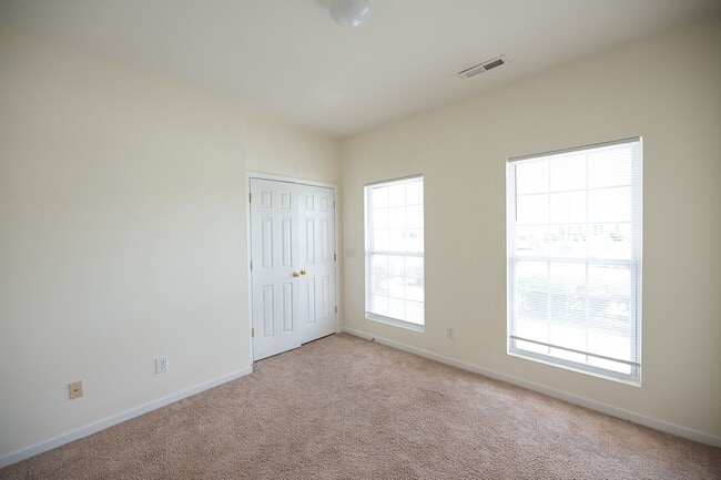 Building Photo - Spacious beautiful 4 bedroom 2.5 bath home  In Greensboro with an office/upstairs loft/ sunroom/ ...