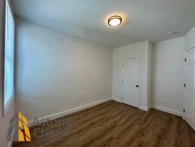 Building Photo - 3 Bedroom or 2 Bedroom with Den featuring Fenced Yard and Updated Kitchen