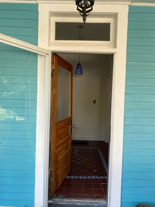 Building Photo - 318 Maple St