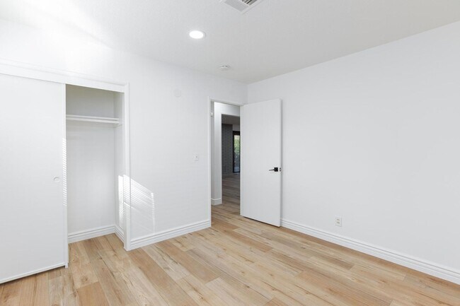 Building Photo - 3 bed and 2 bath with big yard for boat an...